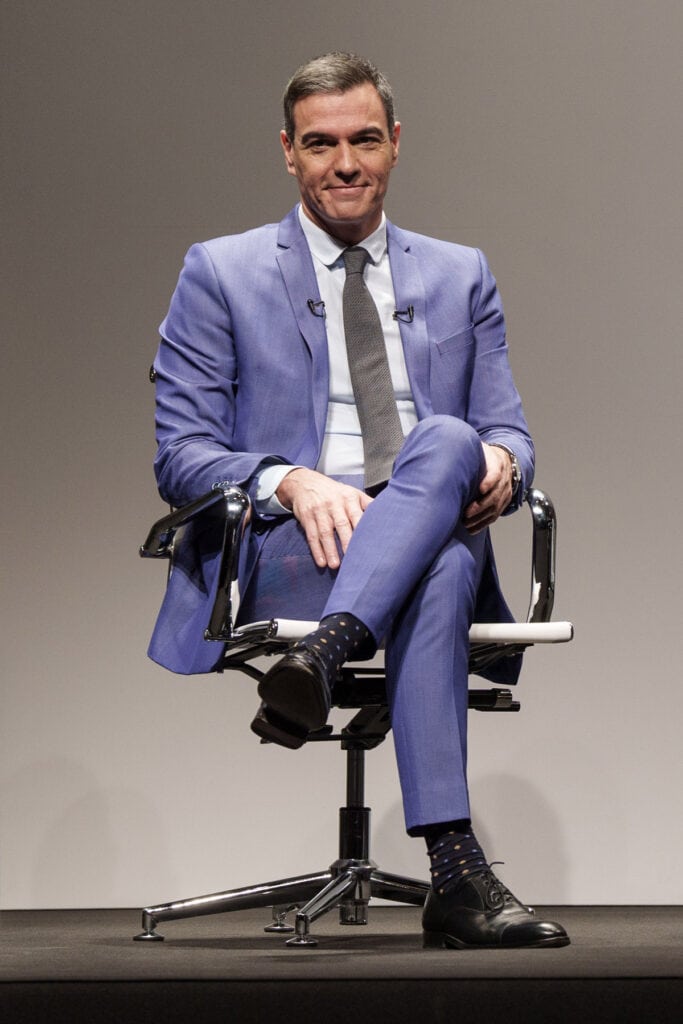Pedro Sánchez con calcetines estampados durante la presentación de su libro. (Fuente: Gtres)