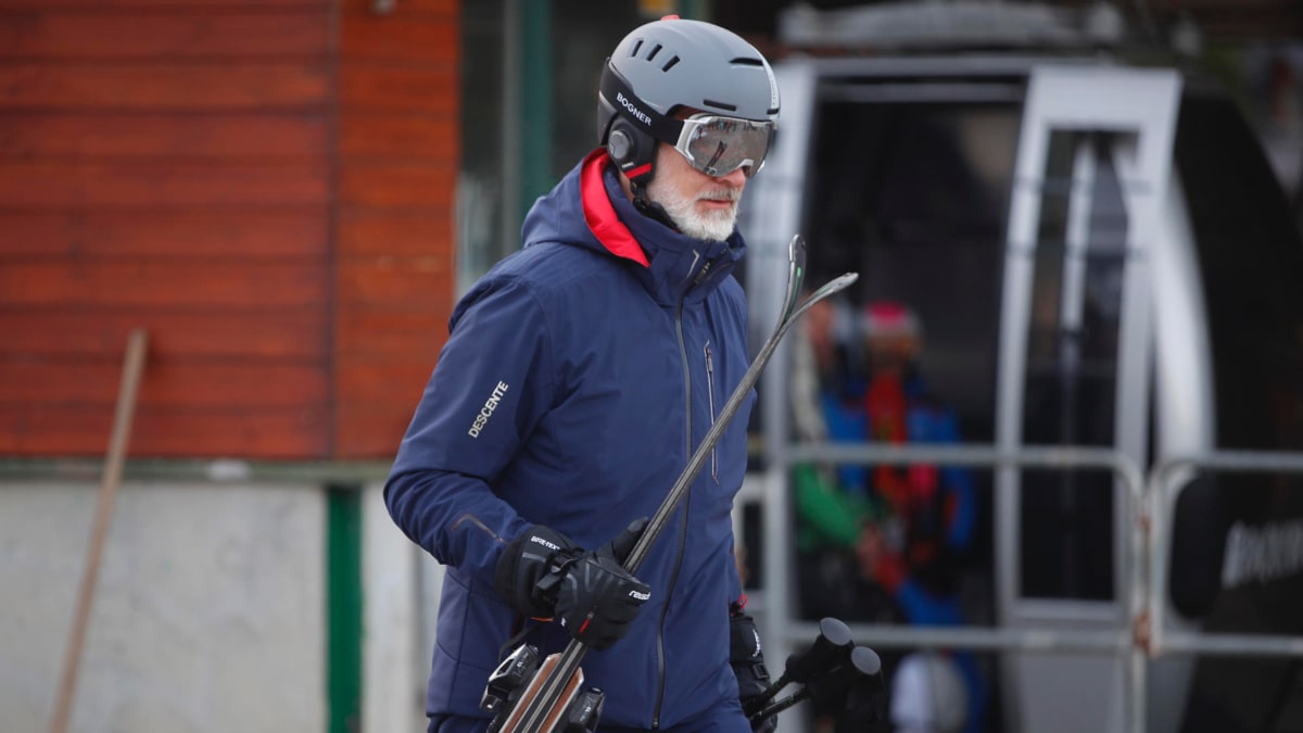 Las fotos del rey Felipe esquiando hacen saltar las alarmas sobre su relación con Letizia