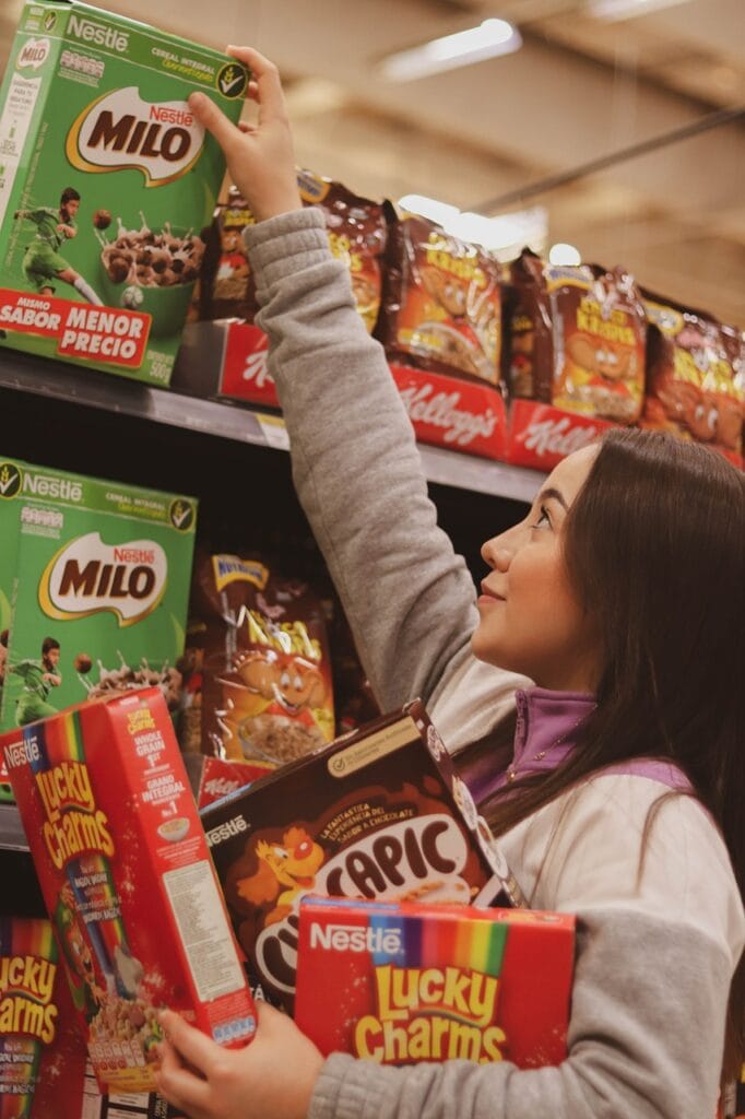 Una chica eligiendo diferentes cereales