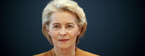 Bruselas pide empezar a liberar 137.000 millones de fondos bloqueados a Polonia