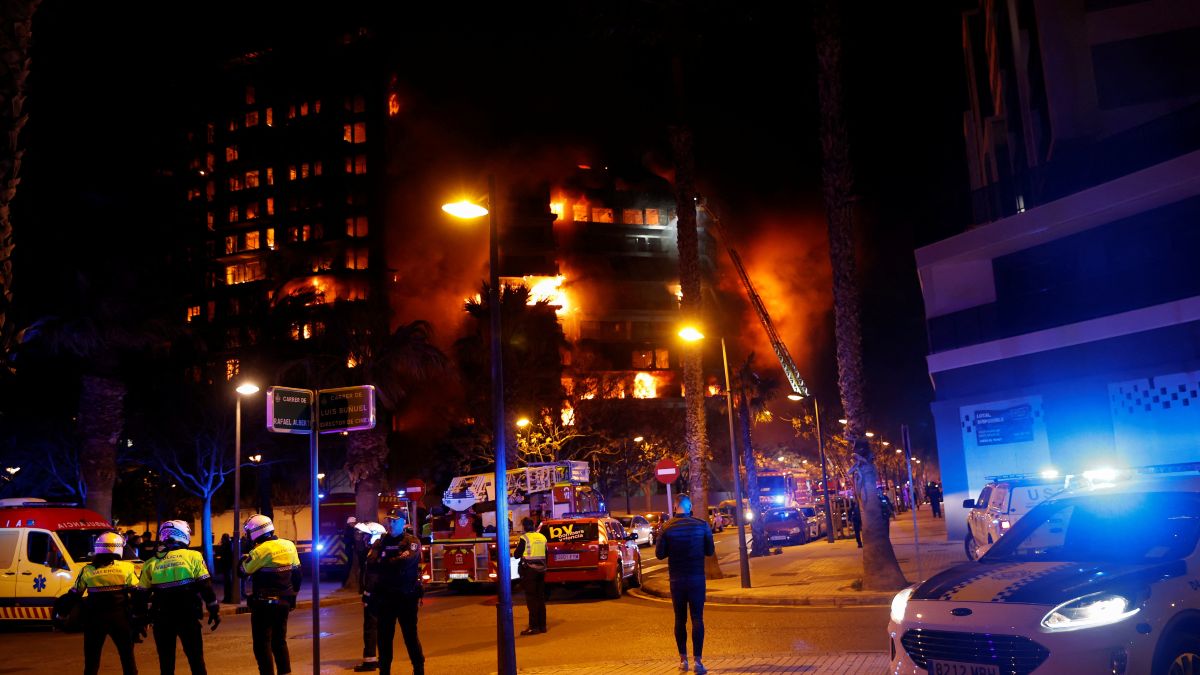 Un incendio devora un edificio en Valencia y deja al menos cuatro muertos y 14 heridos