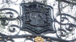 Víctimas de la dictadura denuncian al Gobierno por mantener escudos franquistas en El Pardo