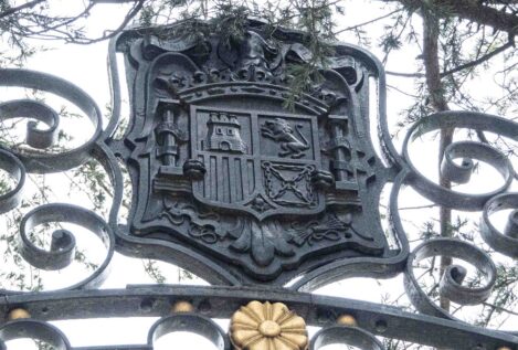 Víctimas de la dictadura denuncian al Gobierno por mantener escudos franquistas en El Pardo