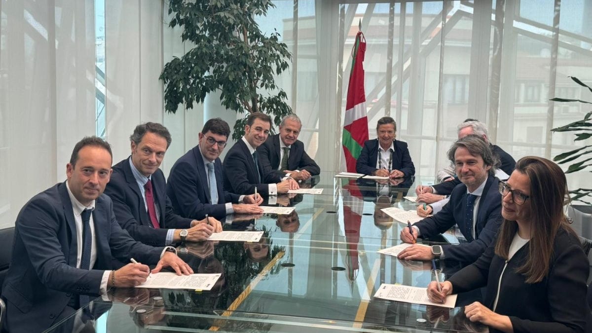 El Gobierno vasco y Cofares firman un convenio para luchar contra el desabastecimiento de medicamentos