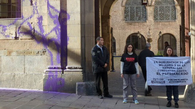 Activistas de Futuro Vegetal lanzan pintura contra el  Palacio Episcopal de Barcelona