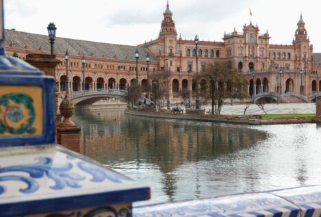 El PSOE de Sevilla califica de «aberración» cerrar la Plaza de España y cobrar a los turistas