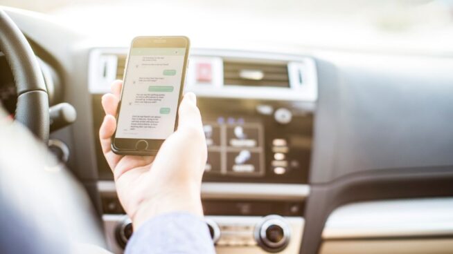 Uno de cada tres jóvenes reconoce que revisa sus mensajes en el móvil mientras conduce