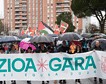 Miles de personas participan en Pamplona en la manifestación de EH Bildu por el Aberri Eguna