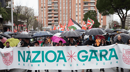 Miles de personas participan en Pamplona en la manifestación de EH Bildu por el Aberri Eguna
