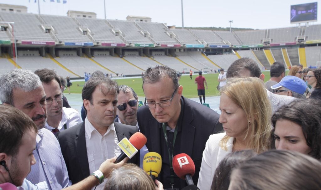 Jaume Asens con el empresario Paco Medina en el estadio olímpico de Barcelona