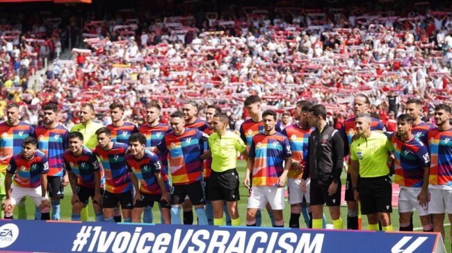 Los equipos se unieron en una campaña contra el racismo en la pasada jornada de liga