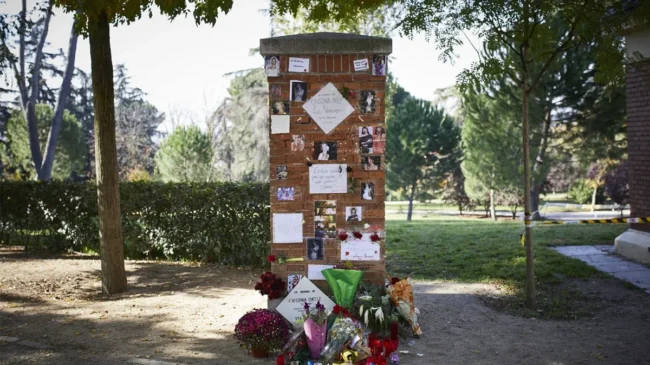 La placa a La Veneno, en Madrid, de nuevo vandalizada al ser quemada y golpeada
