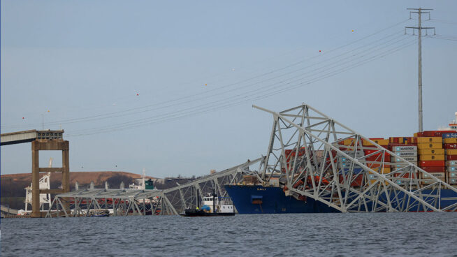 Un barco choca y derriba el mayor puente de Baltimore provocando la caída de coches al río