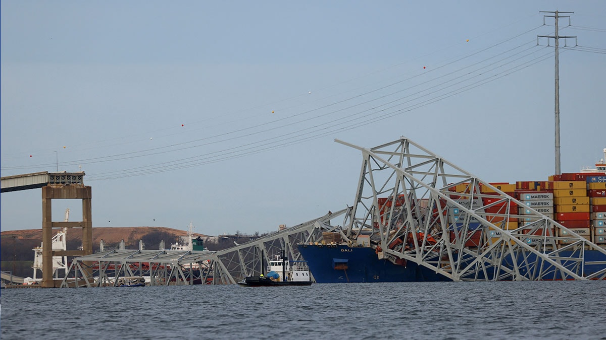 Un barco choca y derriba el mayor puente de Baltimore provocando la caída de coches al río