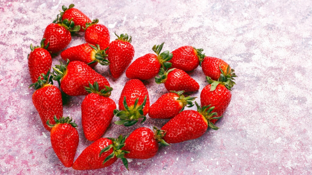 Un corazón hecho con fresas y mitos sobre las vitaminas