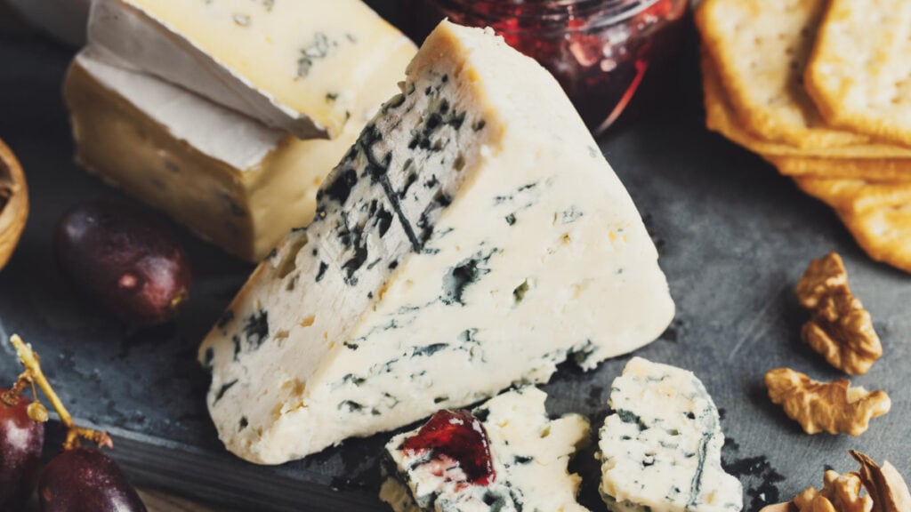 Un trozo de queso azul