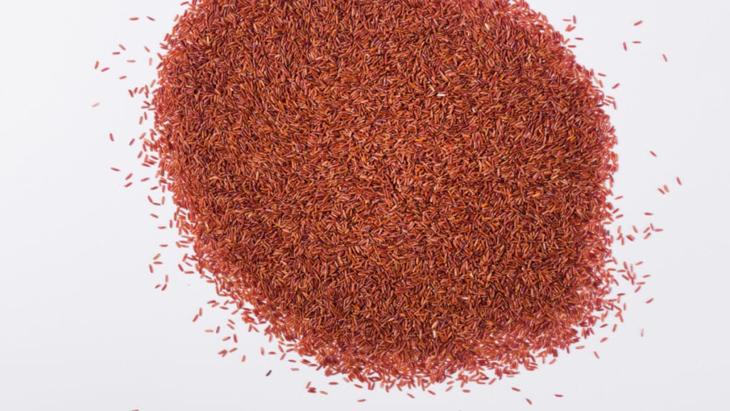 Vista cenital de granos de arroz rojo