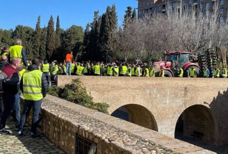 Tensión y violencia en la protesta de los agricultores frente a las Cortes de Aragón