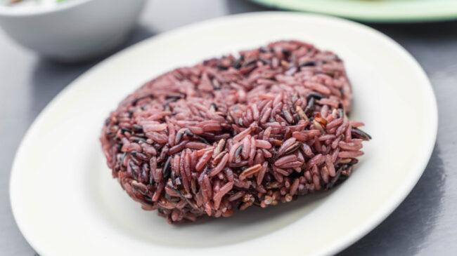 Arroz rojo: qué es y qué beneficios tiene respecto al arroz blanco tradicional