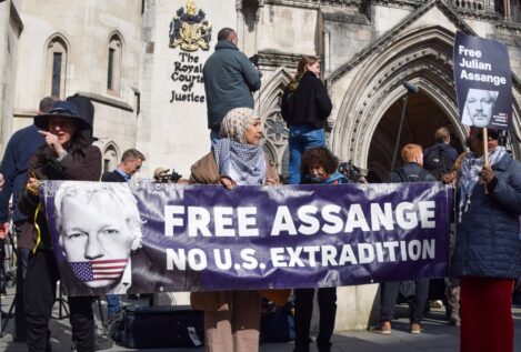 La Justicia británica pide a EEUU más garantías sobre Assange para decidir si le extradita