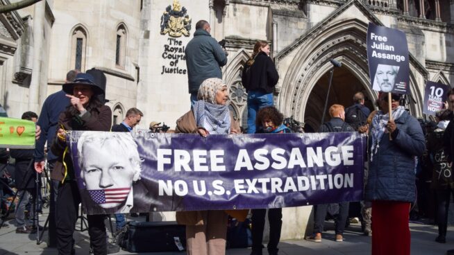 La Justicia británica pide a EEUU más garantías sobre Assange para decidir si le extradita