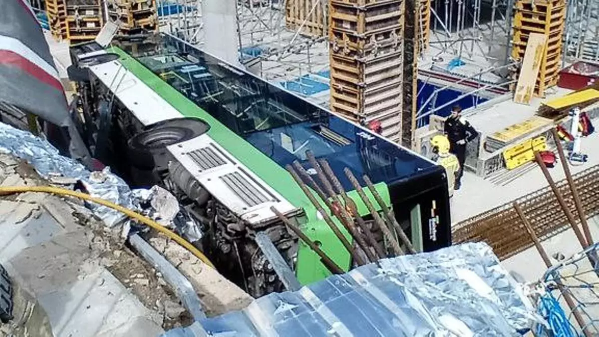 Varios heridos graves al caer un autobús en el agujero de unas obras en Cornellá (Barcelona)