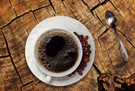 El motivo por el que algunos expertos recomiendan poner aceite de oliva al café