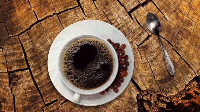 El motivo por el que algunos expertos recomiendan poner aceite de oliva al café