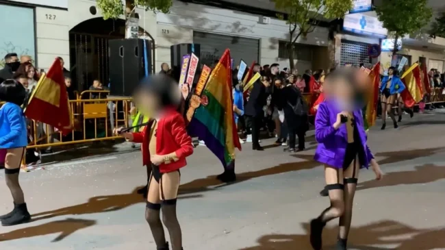 Archivan las denuncias por el desfile de niñas en lencería en el carnaval de Torrevieja