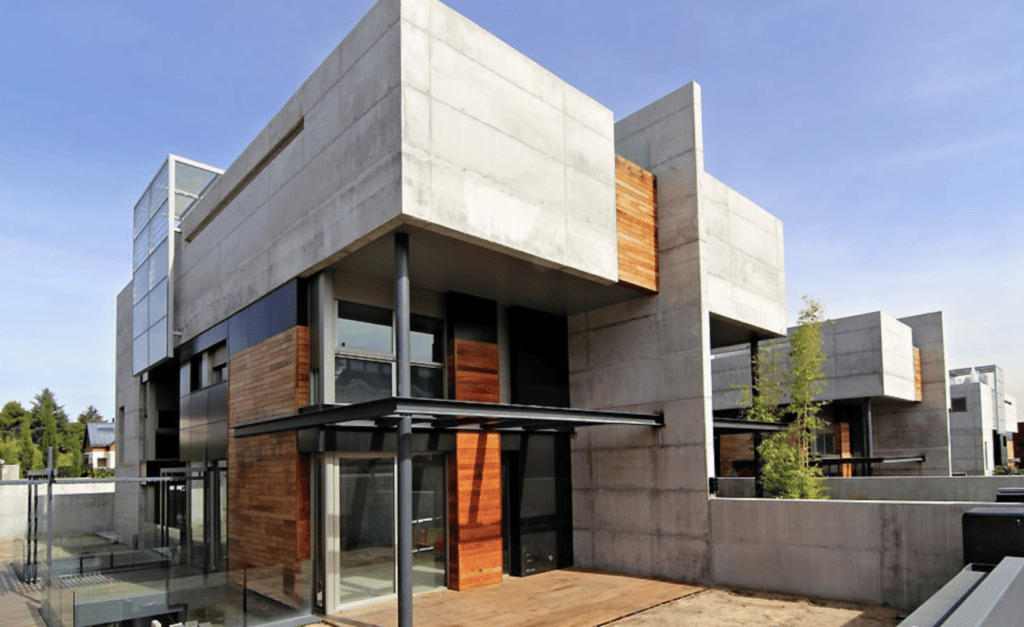 La casa es de construcción moderna y se sitúa en Aravaca.