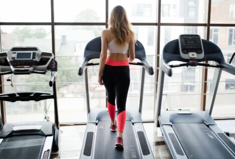 Cómo utilizar la cinta de correr para adelgazar la grasa acumulada y ganar músculo: seis claves