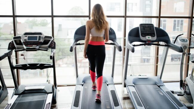 Cómo utilizar la cinta de correr para adelgazar la grasa acumulada y ganar músculo: seis claves