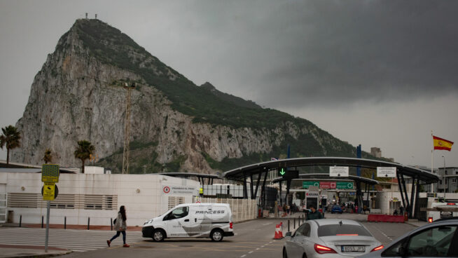 La Policía expulsa a cuatro militares británicos a Gibraltar que cruzaron la Verja