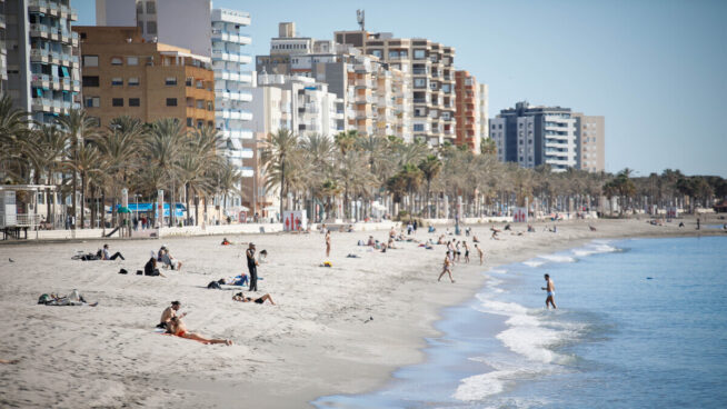 Almería lidera el ranking de las ciudades más felices de España