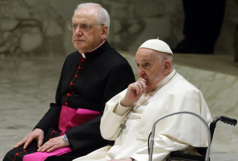 El papa Francisco dice que le dan «lástima» los curas españoles que rezan por su muerte