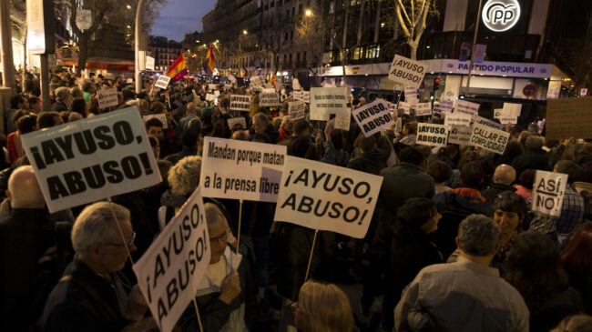 Cientos de personas se concentran frente a Génova para pedir la dimisión de Díaz Ayuso