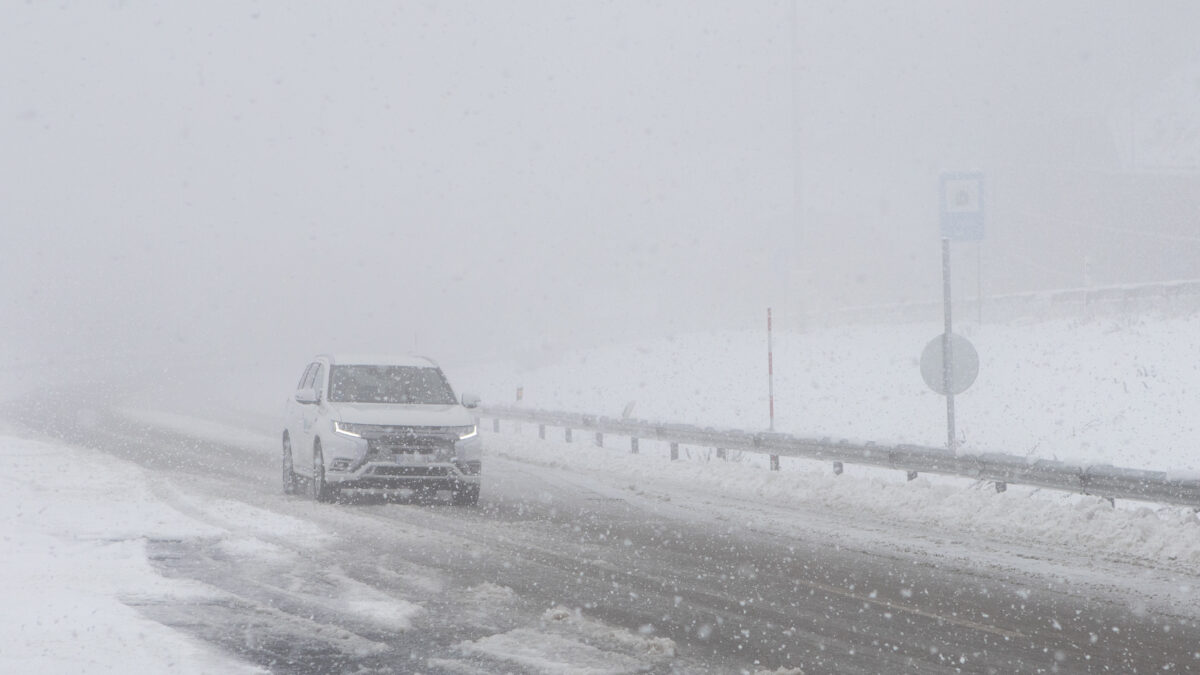 Cortes en las carreteras entre Segovia y Madrid, en Ávila y en Salamanca por las nevadas