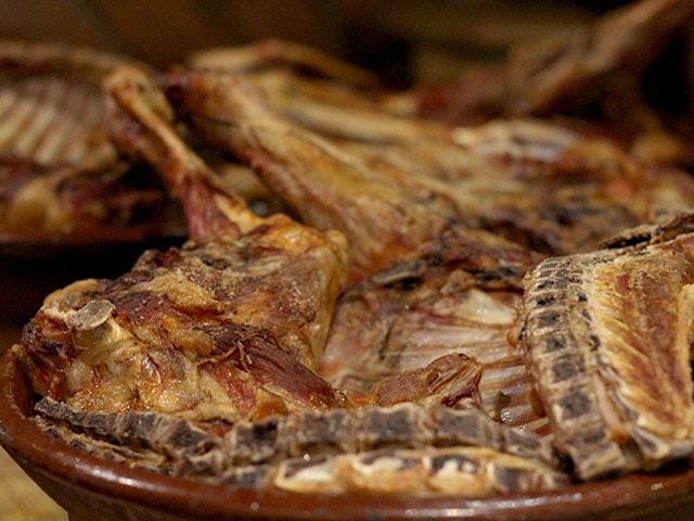 Cuarto de lechazo asado en cazuela de barro del Horno de Juan, Madrid. El Horno de Juan