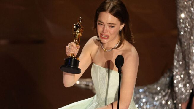 El incidente de Emma Stone con su vestido en la gala de los Oscar (donde fue premiada)