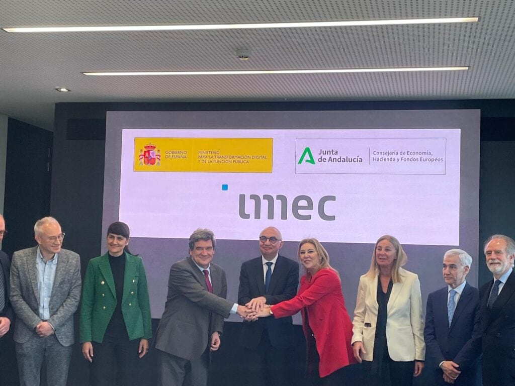 En el centro de la imagen, José Luis Escrivá, el CEO de IMEC, Luc Van de hove