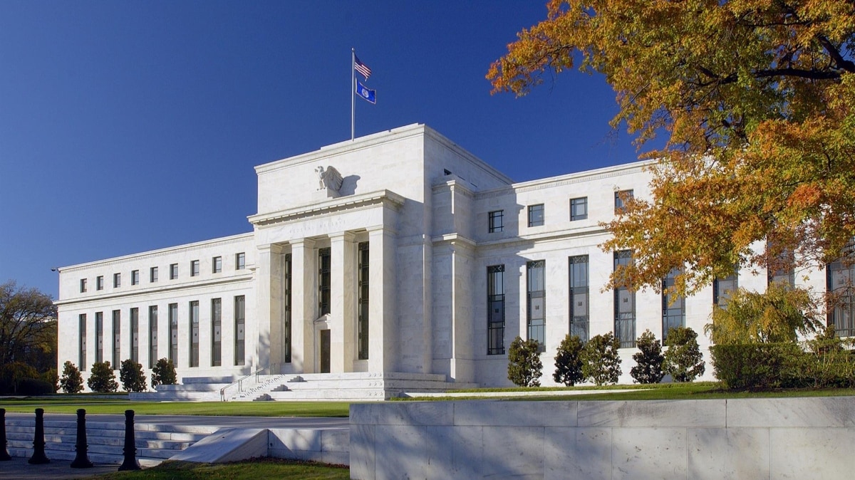 La Reserva Federal mantiene los tipos entre el 5,25% y el 5,5% por quinta reunión consecutiva