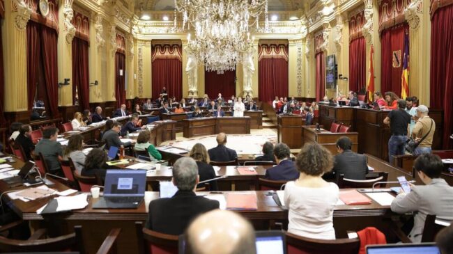 El Parlamento balear crea con la abstención del PSOE una comisión sobre las mascarillas