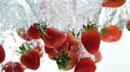 Llevas lavando mal las fresas toda la vida: esta es la forma correcta