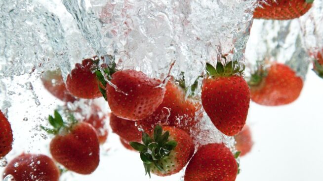 Llevas lavando mal las fresas toda la vida: esta es la forma correcta