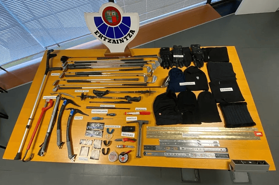 Las armas incautadas por la Ertzaintza a los ultras del PSG y Real Sociedad en la previa del partido del pasado 5 de marzo