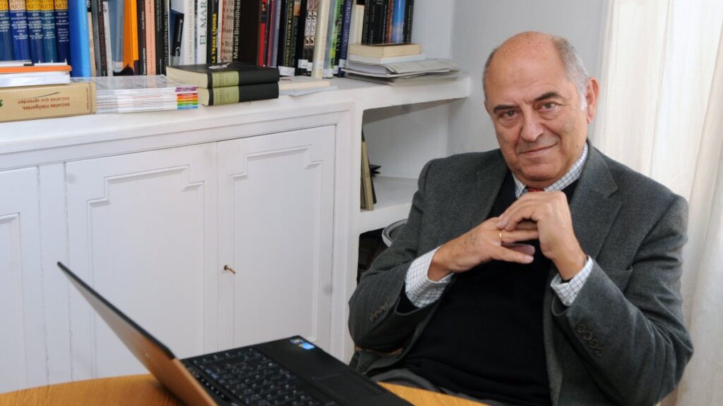 El filósofo José Antonio Marina posa en su despacho. Foto: Ariel.