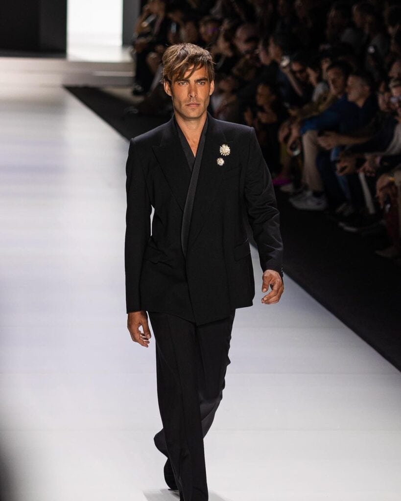 El modelo desfilando para Dolce & Gabbana. (Fuente: Instagram)