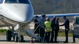 El rey Juan Carlos llega a Vitoria en un avión privado