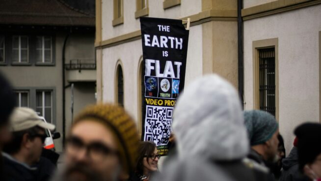 La probabilidad de creer en teorías de la conspiración es dos veces mayor sin estudios