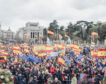 Miles de personas se manifiestan para pedir la dimisión de Sánchez junto a PP y Vox